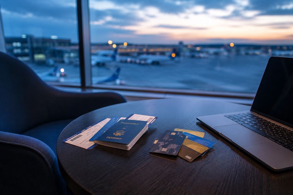 공항 라운지에서 크로스보더 해외결제를 준비하는 여행 오브젝트