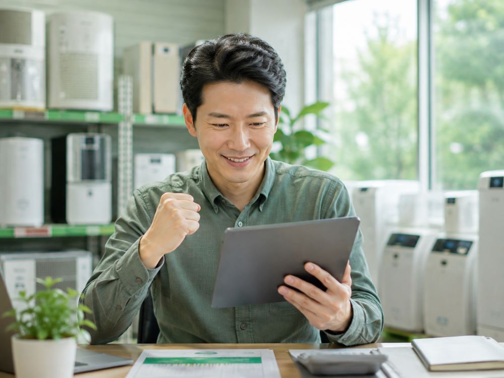 렌탈업체 CMS 성공사례 이후 안도하는 사장님의 미소
