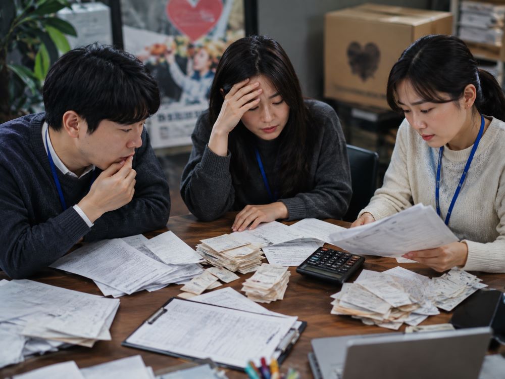 후원단체 정기후원시스템 도입사례가 필요한 후원금 수기 정리 장면